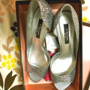Nina 9.5 shiny silver pumps